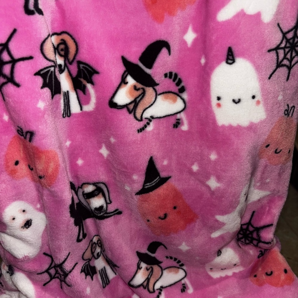 (2025) Bath & Body Works Ghoul friend set with Spooky Pink Plush Throw - Picture 4 of 4